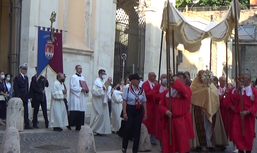 Corpus Domini 2022. Uno scatto della processione eucaristica mentre esce dalla Basilica e si avvia nel centro storico