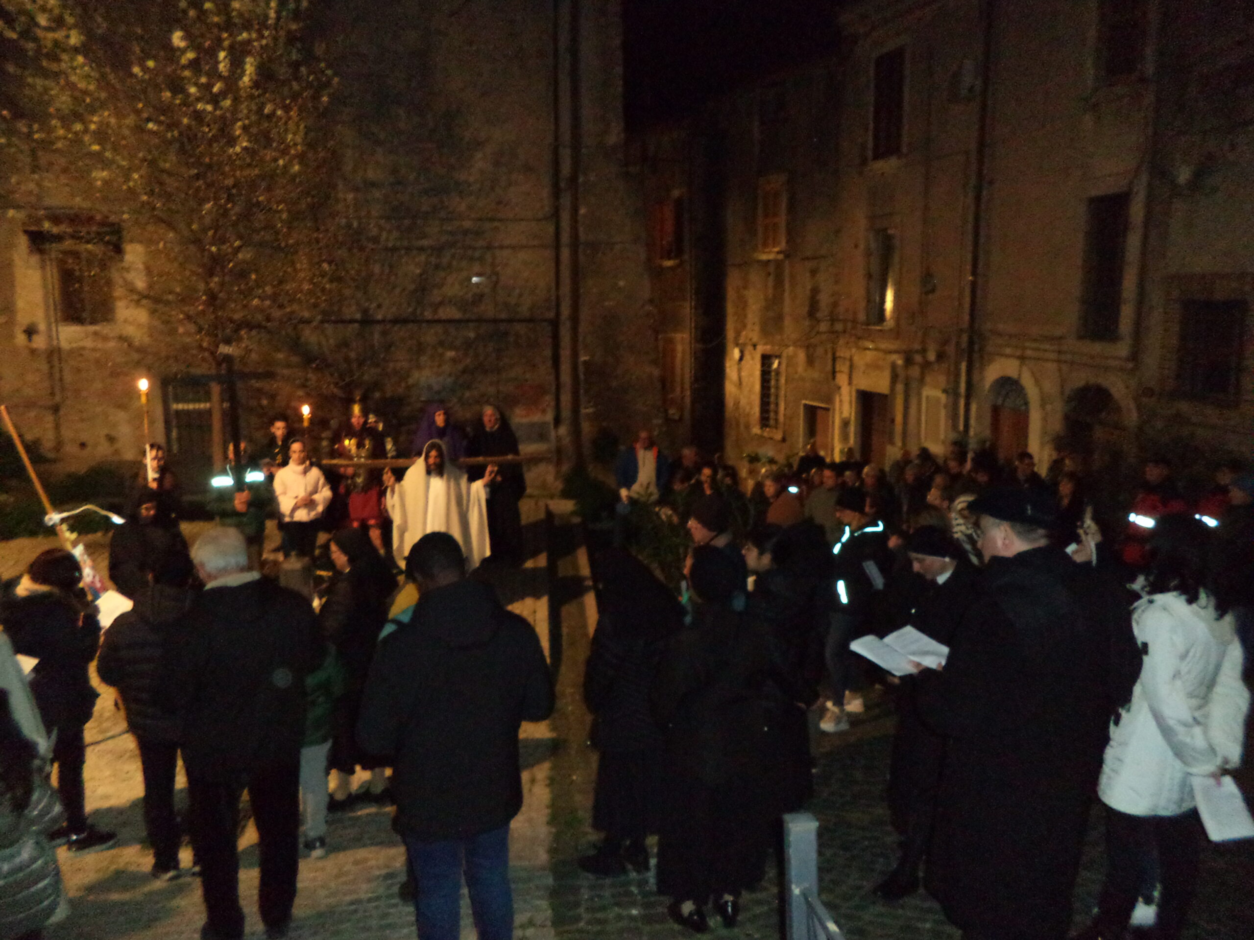 Sui passi di Gesù. Si è conclusa la via Crucis nel Centro storico di Tivoli